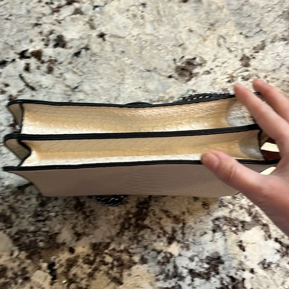 Cream handbag from Amazon. Pre-owned Excellent condition. - Picture 2 of 5